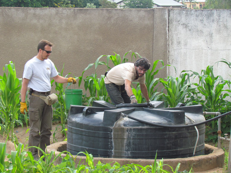 los chicos recogiendo agua